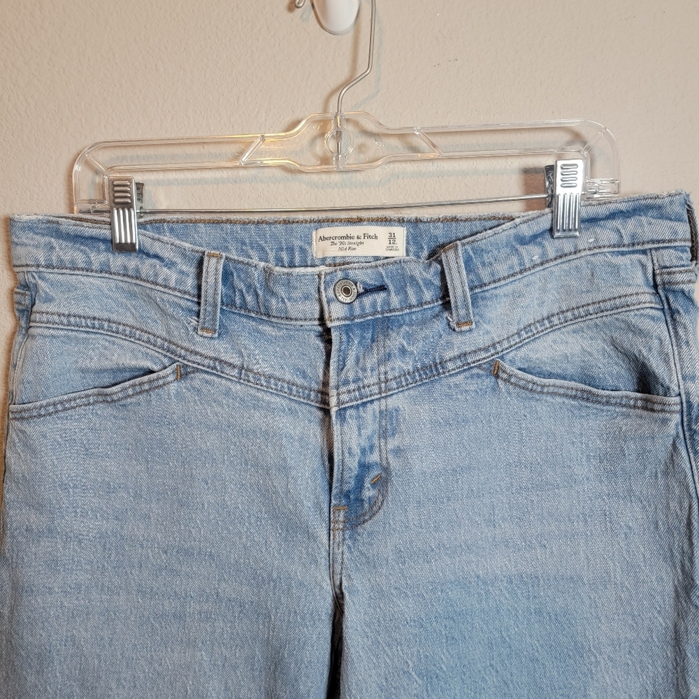Abercrombie & Fitch The 90s Straight Mid Rise Jean Light Wash Denim Size 12/31 - Picture 4 of 6